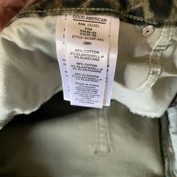 Good American leopard denim shorts in olive green - Picture 8 of 9